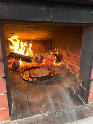 奥利维拉多霍斯比托昆塔科博拉尔度假屋的砖炉里烹饪比萨饼