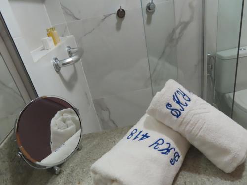 马塞约Elegante quarto e sala Sky Concept 418 Novissímo的浴室设有镜子,毛巾则保持干燥