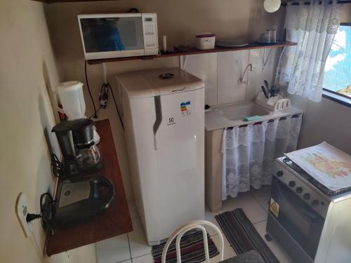 阿布拉奥Hospedagem capitão Hula的小厨房配有冰箱和微波炉。
