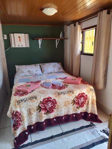 阿布拉奥Hospedagem capitão Hula的一间卧室,床上放着鲜花