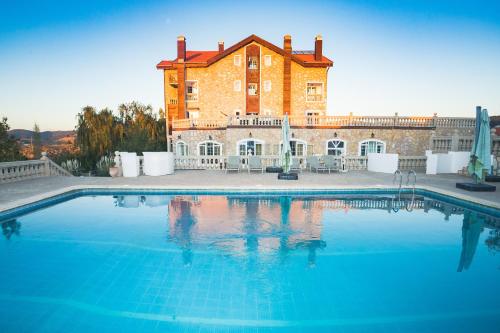 艾兹鲁塞里斯尔宫旅馆的大型建筑前的大型游泳池
