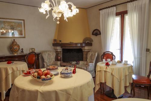 萨奇莱利文萨酒店的客厅设有两张带水果的桌子