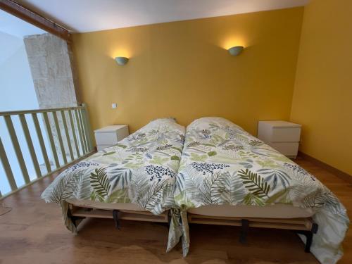 ChâteauvillainLa Maison des Pressoirs的黄色墙的房间里一张床位