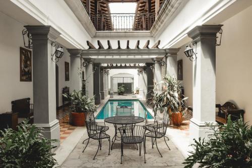 格拉纳达格兰弗朗西亚餐厅酒店的大楼内带桌椅的室内游泳池