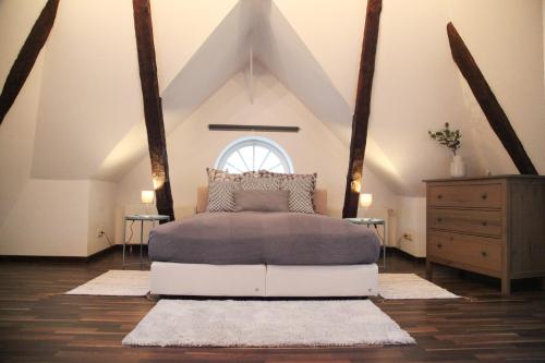 罗斯托克Wunderschöne Dachgeschoss - Maisonette (108qm - 3.OG)的阁楼卧室配有一张床