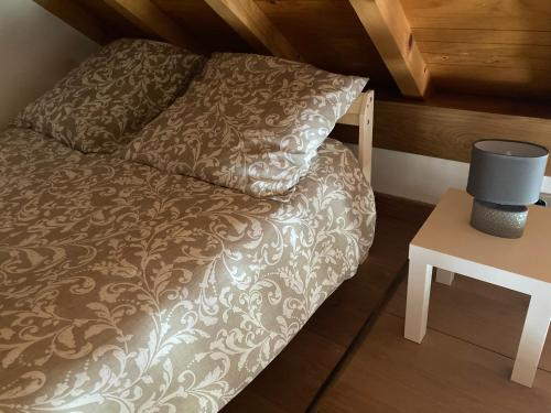 BroyeCharmante maisonnette indépendante的小房间的小床,配有桌子