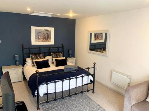 Marnhull红豆杉树美景公寓的一间卧室配有一张蓝色墙壁的床