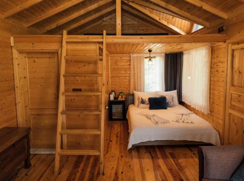 萨潘贾Sapanca Casamia Suit的小木屋内一间卧室,配有一张床