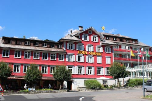 安特瓦塞尔斯特恩安特瓦塞尔酒店的一座红色的大建筑,上面有标志
