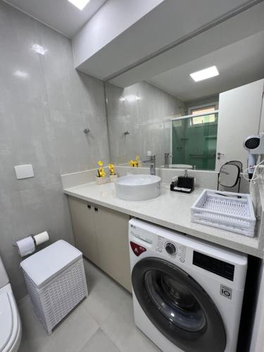 布希奥斯Buzios Beach Resort Residencial super luxo 1307的一间带洗衣机和水槽的浴室