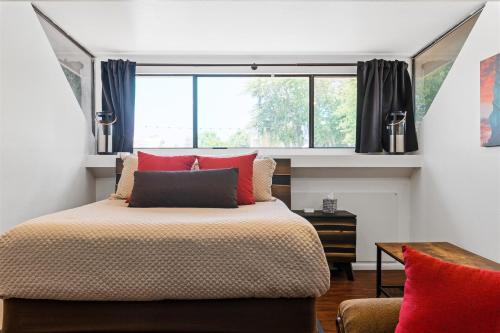 斯科茨Nightlife & Shop Old Town Scottsdale - Studio Unit的一间卧室设有一张大床和一个窗户。