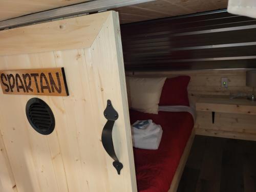 镭温泉THE ORCHARD (HOSTEL WITH PRIVATE BUNKS)的小房间,小屋内设有一张小床