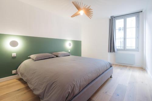 枫丹白露A modern flat in the center of Fontainebleau的一间卧室设有一张大床和绿色的墙壁