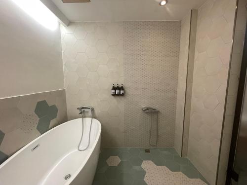 高雄温式旅所 的浴室配有浴缸、淋浴和卫生间