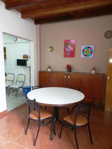 萨尔塔SUMAQ WASICHA SALTA的一间带桌椅的用餐室