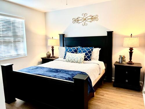 佩森Luxurious Bungalow in Payson的一间卧室配有一张带蓝色床单和枕头的黑色床。