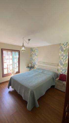 塞拉纳镇Cabaña Sol y Luna的一间卧室配有一张带蓝色毯子的大床