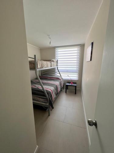 拉斯克鲁塞斯Laguna mar的一间小卧室,配有双层床和窗户