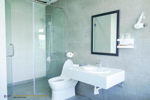 Châu Làng ChánhKhánh Phương Luxury的一间带水槽、卫生间和镜子的浴室