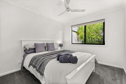 Wimbledon HeightsCastlebay的白色的卧室设有一张大床和一个窗户