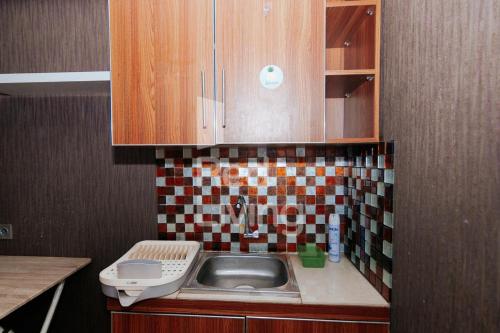雅加达RedLiving Apartemen Bassura City - Aokla Property Tower Dahlia的一间带水槽和卫生间的小厨房