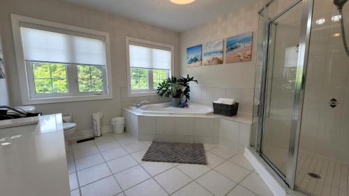 沃恩Rooms in Luxury Vaughan Home的带淋浴、浴缸和盥洗盆的浴室