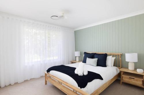 安娜湾Deja Blue的一间卧室配有一张带蓝白色枕头的大床