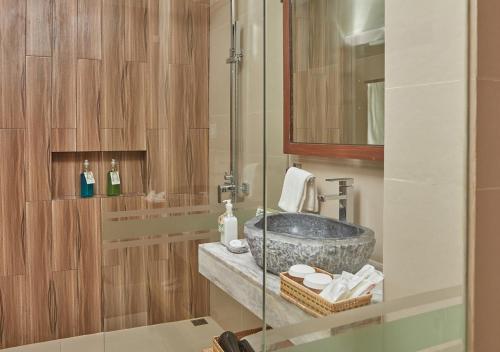 科隆Tag Resort的一间带水槽和镜子的浴室