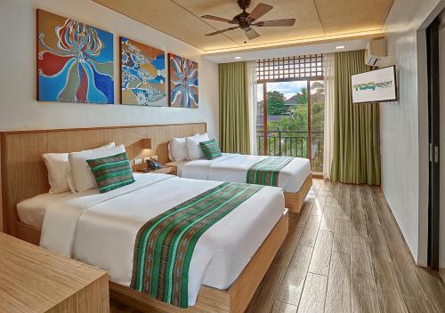 科隆Tag Resort的酒店客房设有两张床和窗户。