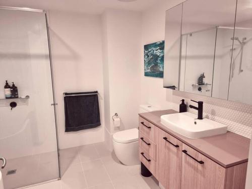 玛志洛Maroochy City Lights@Thecosmopolitan Unit 20802的一间带水槽、卫生间和淋浴的浴室