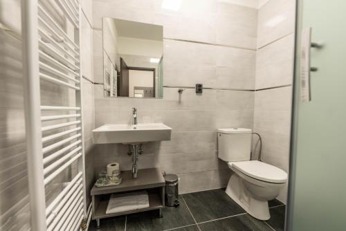 摩拉瓦特热博瓦Hotel Orka的一间带水槽、卫生间和镜子的浴室