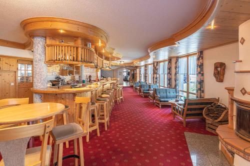 菲施Aktiv- und Genusshotel Alpenblick的餐厅设有长桌和椅子