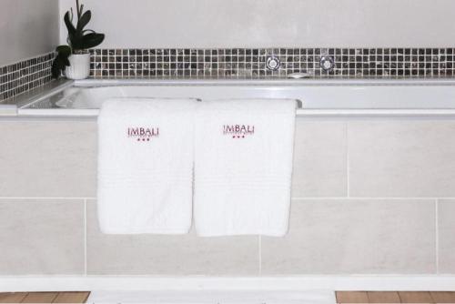 科克斯塔德Imbali Boutique Hotel的浴室内柜台上的两条毛巾