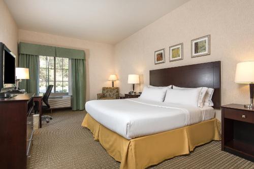哈斯克尔哈斯凯尔韦恩智选假日酒店的酒店客房设有一张大床和一台电视。