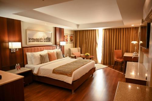 加尔各答Fortune Park Panchwati, Kolkata - Member ITC's Hotel Group的酒店客房设有床和客厅。