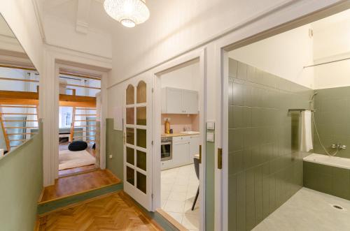布达佩斯COSY APARTMENT IN CENTRAL DISTRICT.的带淋浴和盥洗盆的浴室