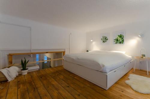 布达佩斯COSY APARTMENT IN CENTRAL DISTRICT.的卧室配有一张白色的大床,铺有木地板