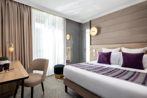 巴黎Hôtel Nude Paris - Color Vision的酒店客房设有一张大床和一张书桌。