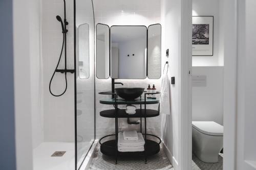 TorrojaORA Hotel Priorat, a Member of Design Hotels的一间带水槽和镜子的浴室