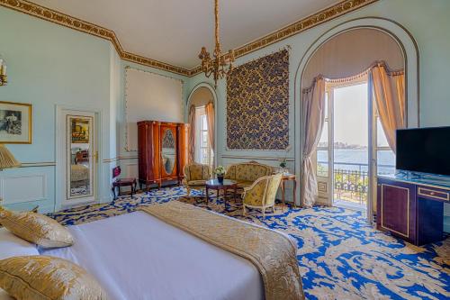 亚历山大Le Metropole Luxury Heritage Hotel Since 1902 by Paradise Inn Group的一间卧室设有一张床和一个大窗户