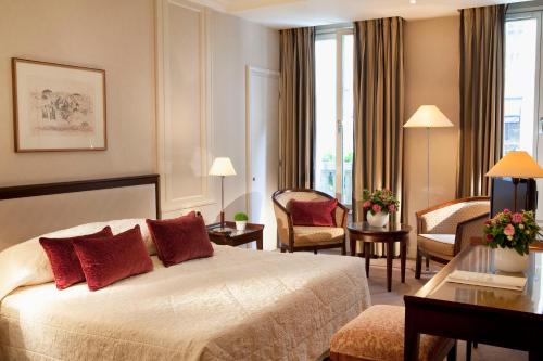 巴黎贝德福酒店的酒店客房设有床和客厅。
