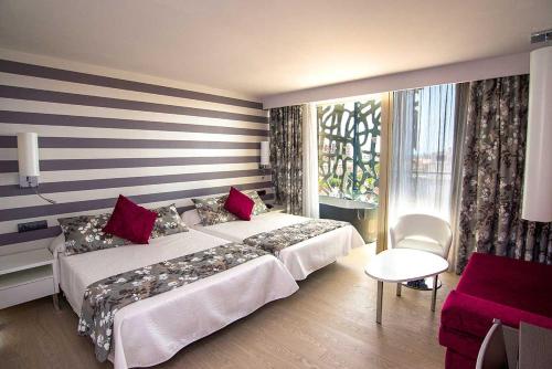 比纳罗斯维那罗斯RH灵气酒店的酒店客房设有两张床和窗户。