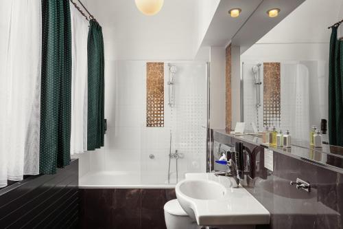 布拉格查尔斯酒店的一间带水槽、卫生间和淋浴的浴室
