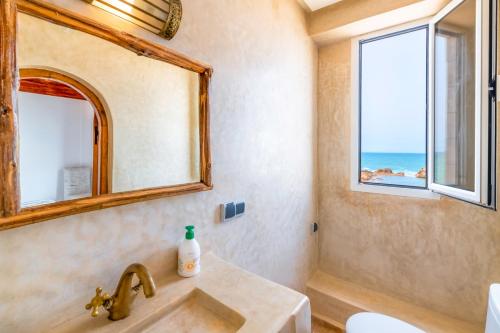 索维拉Riad Kafila的一间带水槽和镜子的浴室