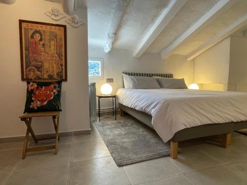 InogésAPARTAMENTO LUCÍA Y ALISA的卧室配有一张床,墙上挂有绘画作品