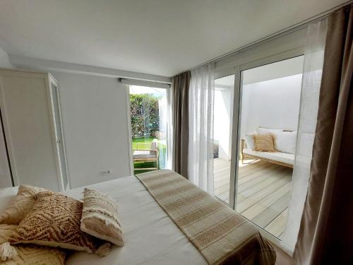 圣巴托洛梅Bungalow de diseño hidromasajes terraza y piscina.的一间卧室设有一张床和一个滑动玻璃门