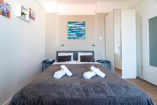 布达佩斯Sunhill Studio的一间卧室配有一张大床和两个枕头