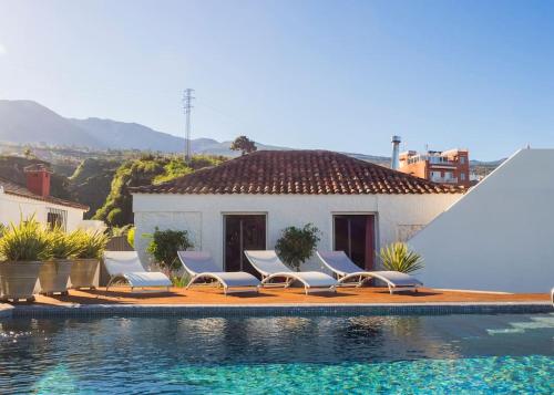 拉奥罗塔瓦Casa Viña: a spectacular away from it all holiday的一组椅子坐在游泳池旁