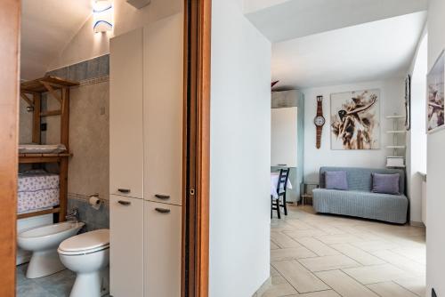 佩尔吉内瓦尔苏加纳Residenza Glicine的一间带卫生间的浴室和一间客厅