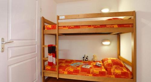 阿克斯莱泰尔姆T3 - 6 PERS - PIEDS DES PISTES + PISCINE BALCON的一间卧室配有两张双层床。